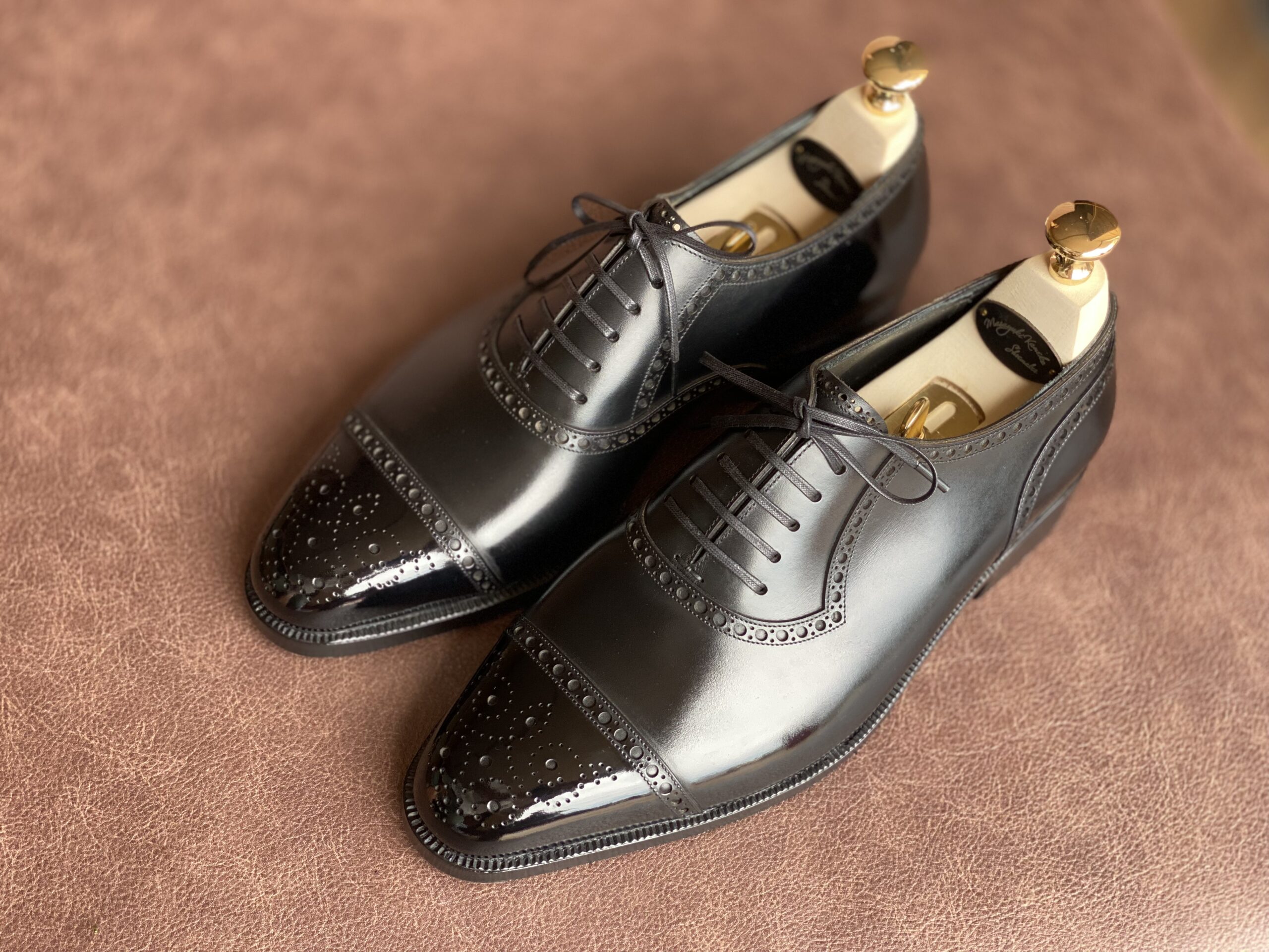 Japanese shoemaker handcrafting dress shoes in Asakusa, Tokyo (Made in Japan)