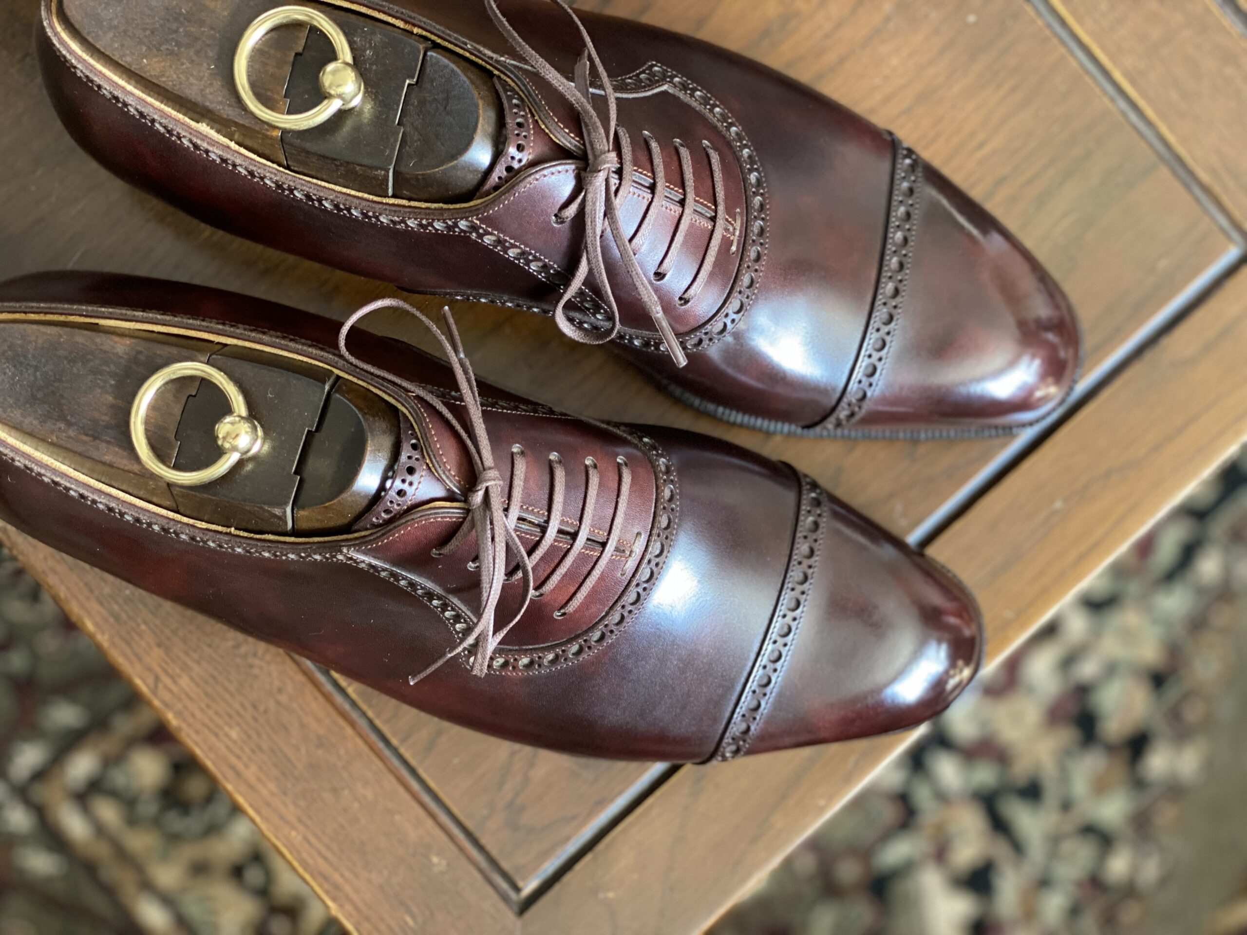 Clean Oxford built with handsewn (hand-welted) construction for lasting comfort and value