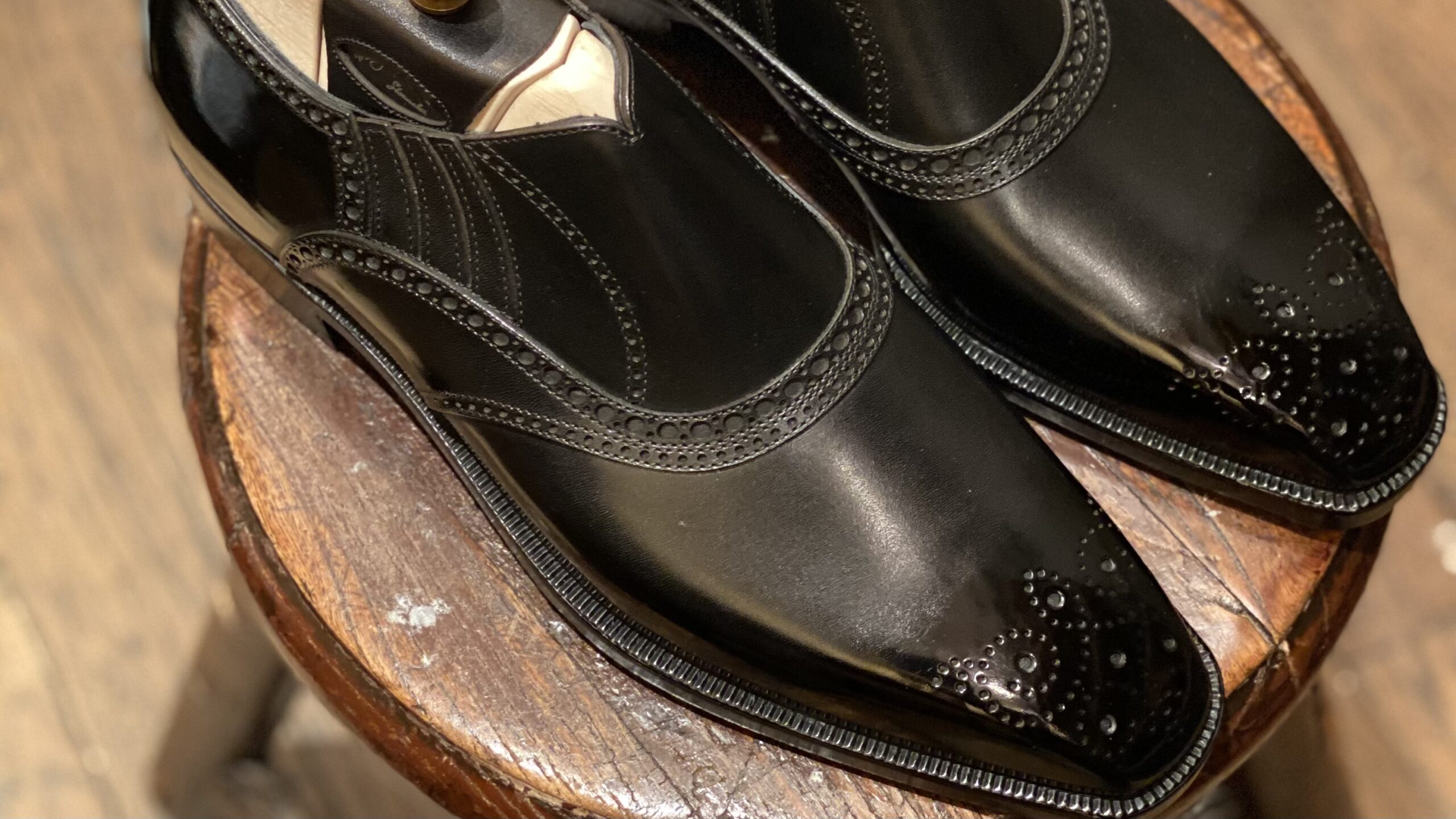 Elegant side-elastic design—harmonizing easy entry with a sleek silhouette