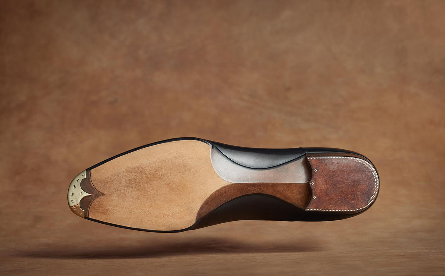 受賞作のソール側。極端に絞り込んだウェスト、立体的なフィドルバック、真鍮のヒールプレートが見える構図