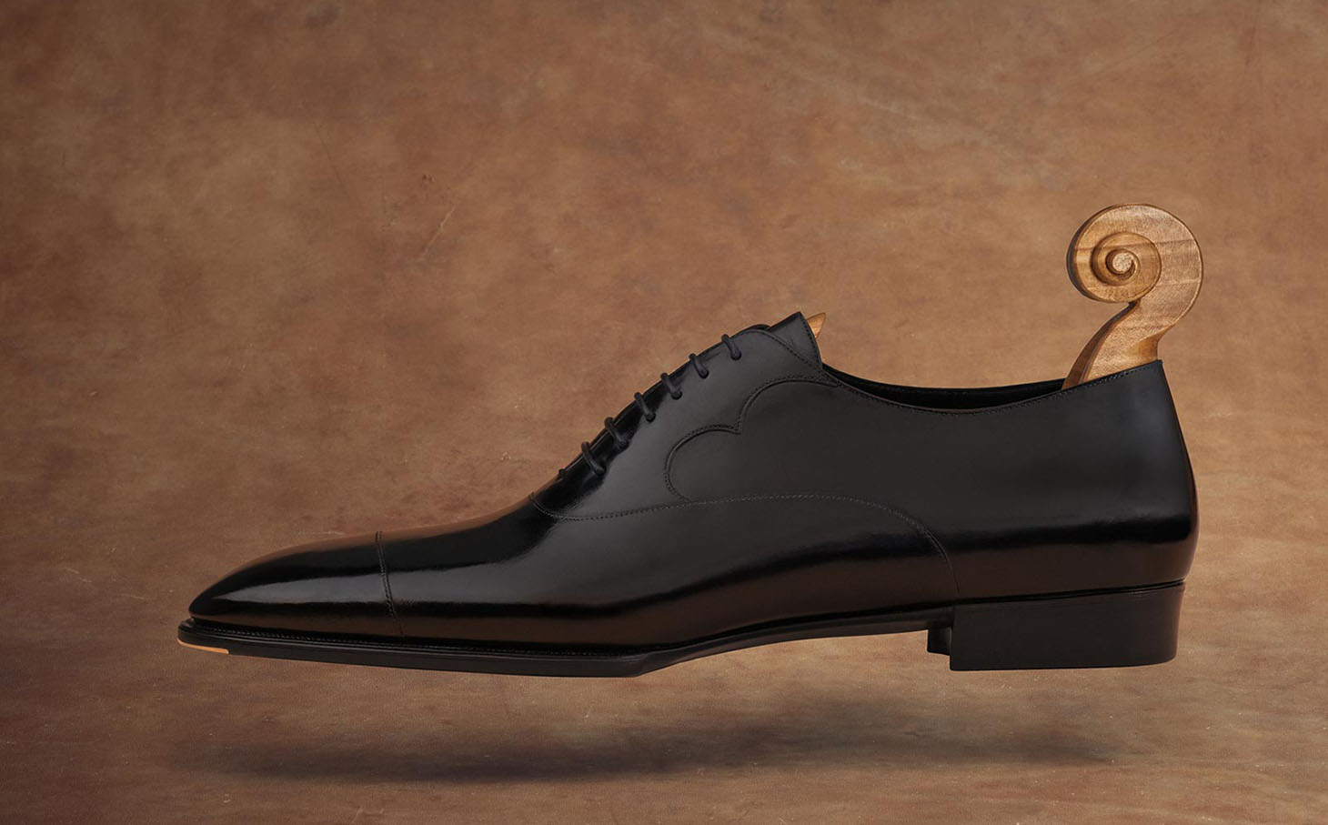 2018年の世界大会で優勝した黒のキャップトゥ・オックスフォード。極細のアウトソールステッチと真鍮製トゥプレートが際立つ全景写真