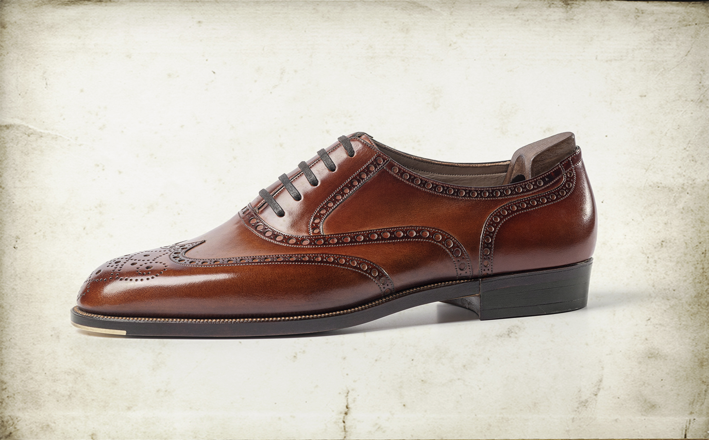 アンティーク調の仕上げ。重ねた染色と磨きで生まれる奥行きが見えるクローズアップ