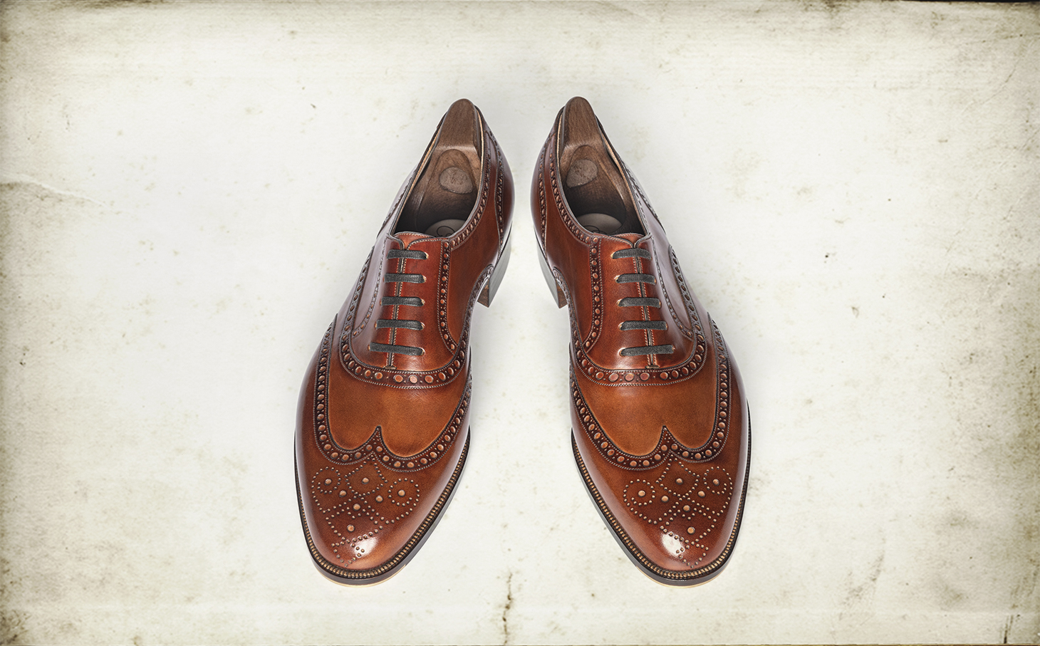 アンティークフィニッシュの表情。素材の奥行きと陰影が感じられるクローズアップ