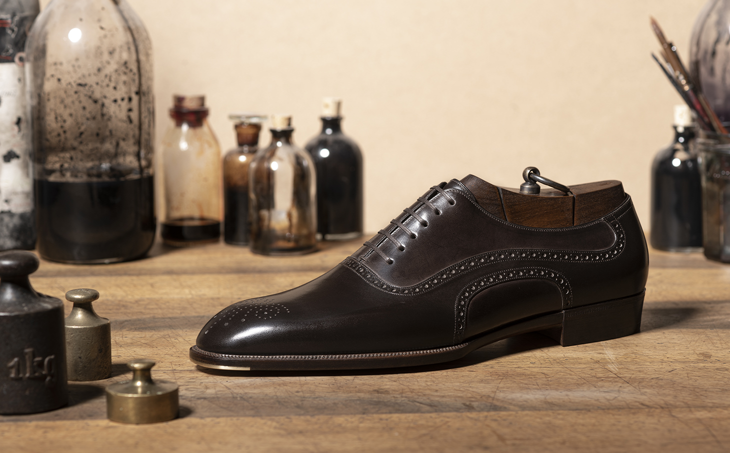 フルブローグの一足。複雑なメダリオンと変化に富むブローギングが配され、Freiのデザイン感覚を示す