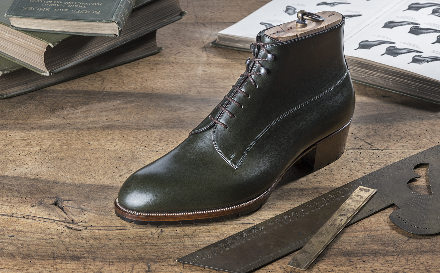 GreenHornと呼ぶモデルの一部。独特の色調と仕上げが素材選びの妙を示し、上質な革の質感が伝わる