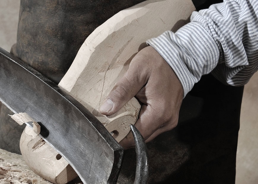 アトリエのラストとナイフ。伝統的な工具が整えられ、製作現場の雰囲気が伝わる静物写真