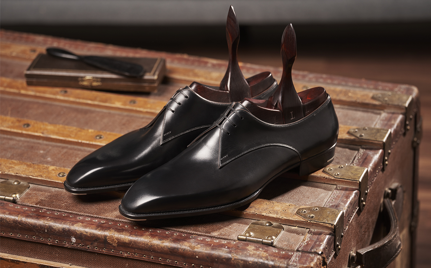 ソールエッジの仕上げ工程。丁寧なサンディングとバーニッシングでエッジの輪郭を出していく作業風景