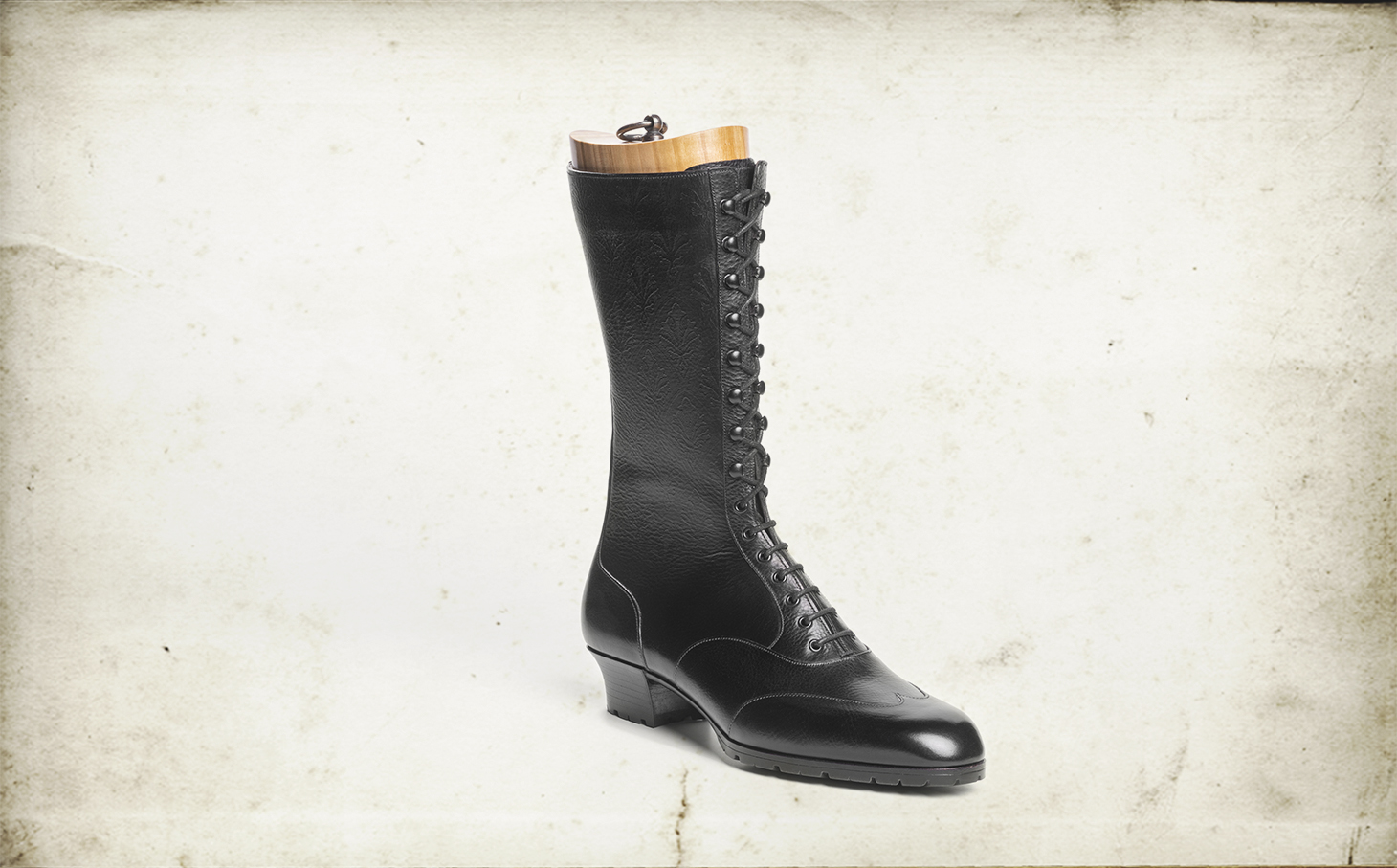 ブーツの完成品。ドレス靴以外でも同じ基準で作られていることを示す全景写真