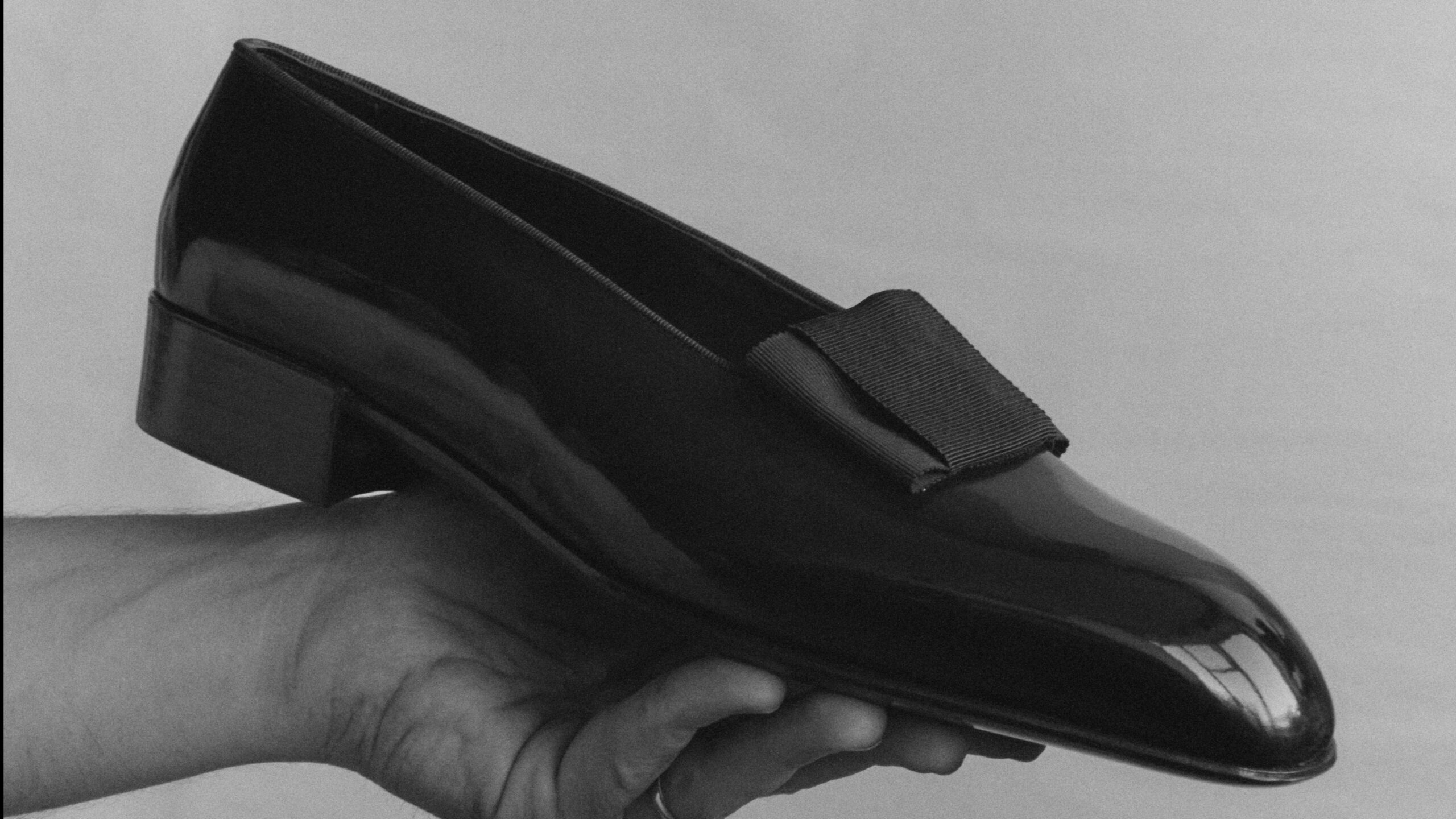 Split-toe derby in Norwegian construction—details often reserved for full bespoke rather than standard MTO.