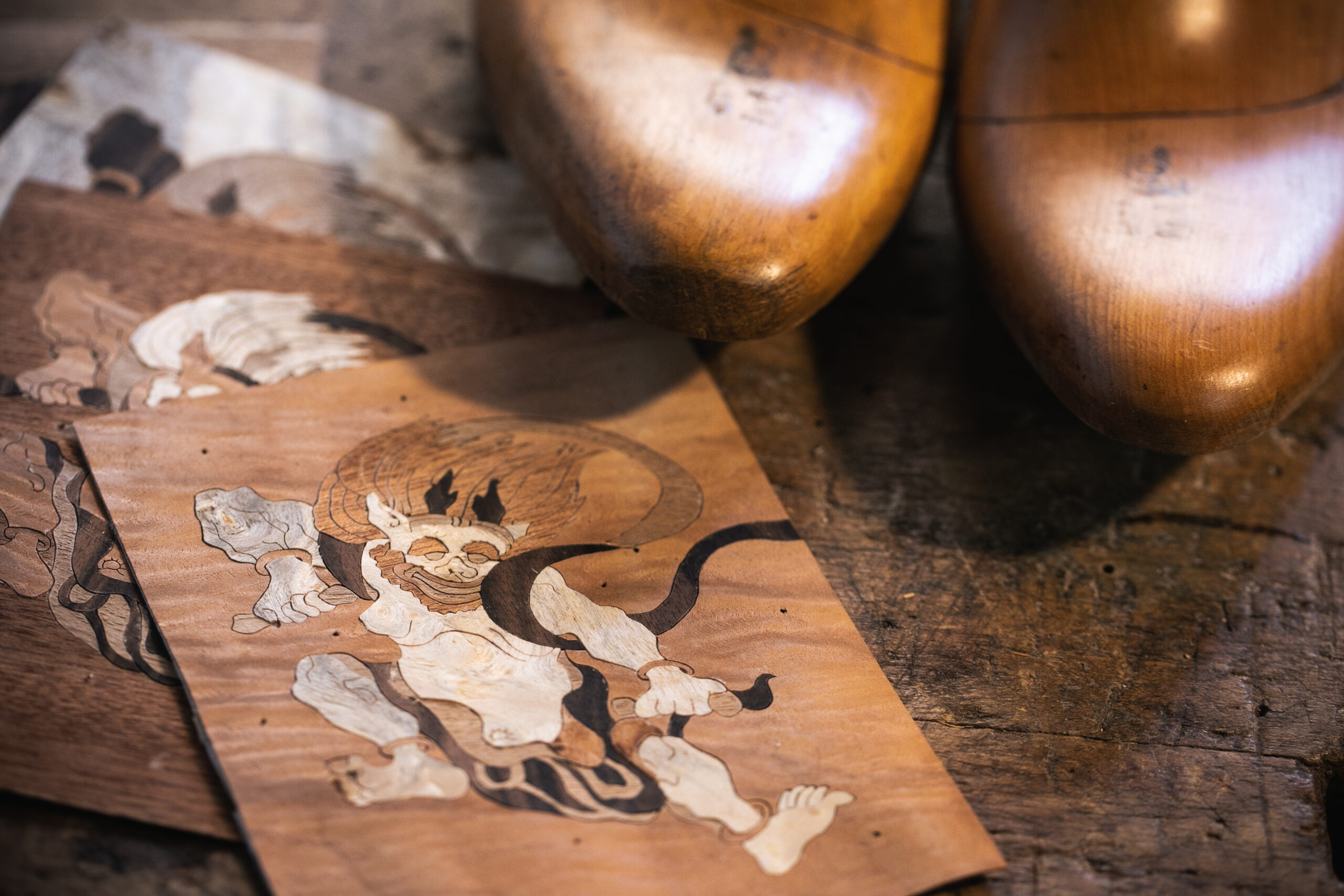 Sand shading in marquetry: heating sand to create natural burn for realistic shadows