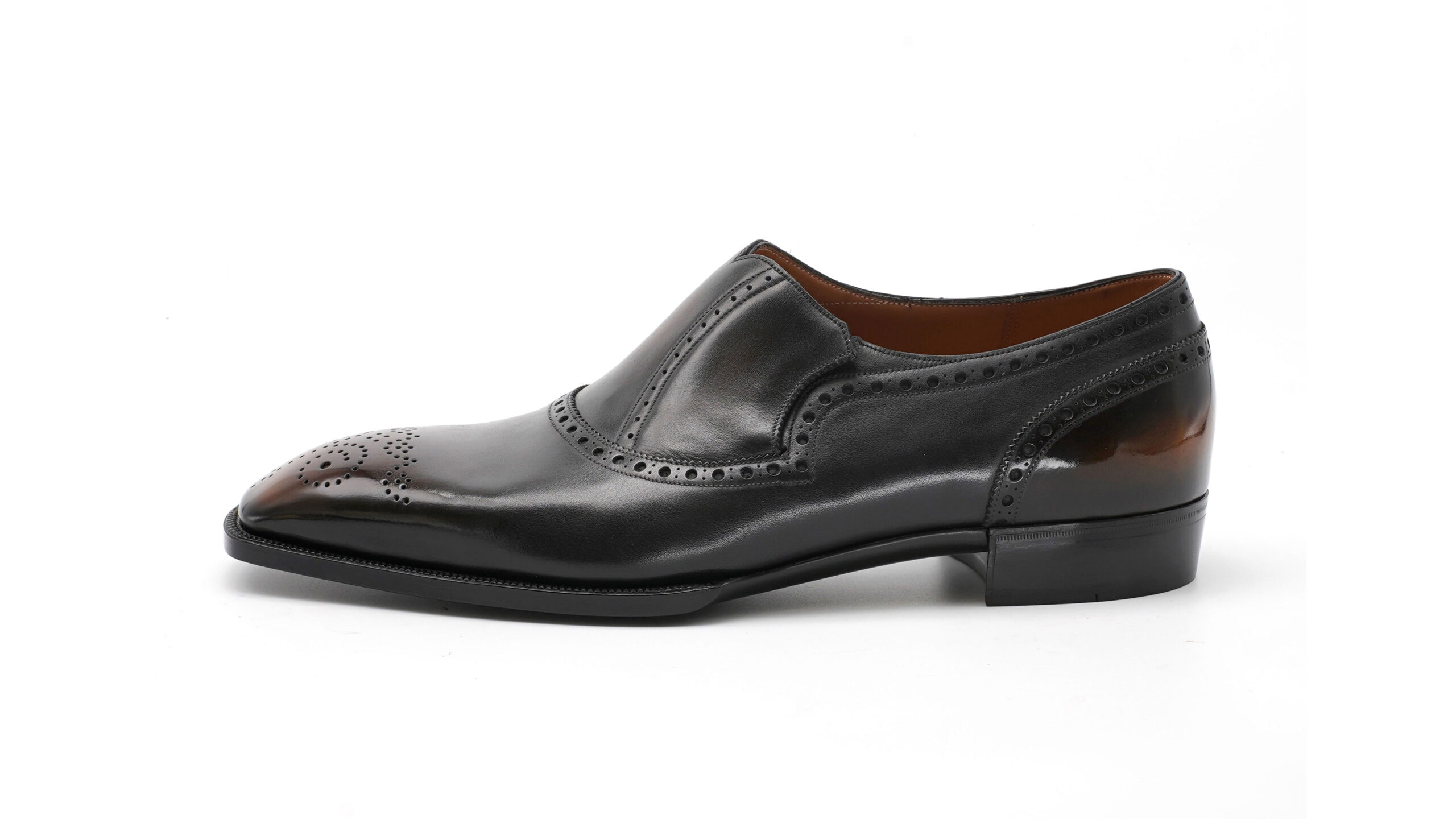Modelo 720 degree wholecut Lazyman, um dos ícones dos sapatos Norman Vilalta, com padrão assimétrico sem costura central no calcanhar e silhueta fluida.