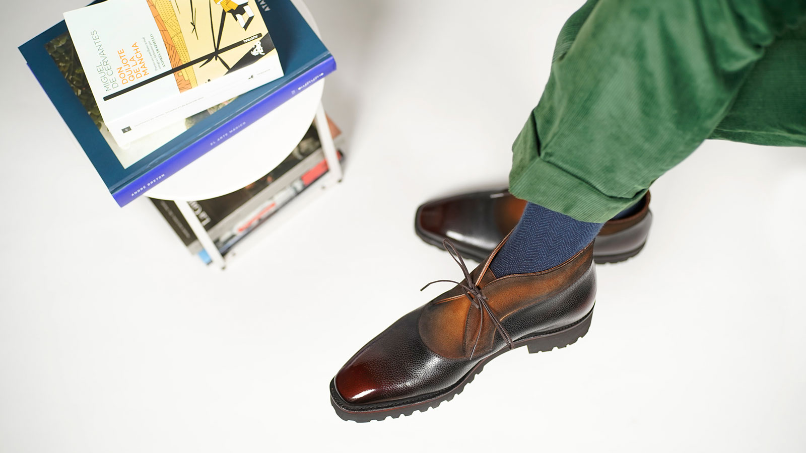 Chukka boot sobre um last esguio, ilustrando a importância de entender formato da forma e altura do peito do pé ao comprar online.