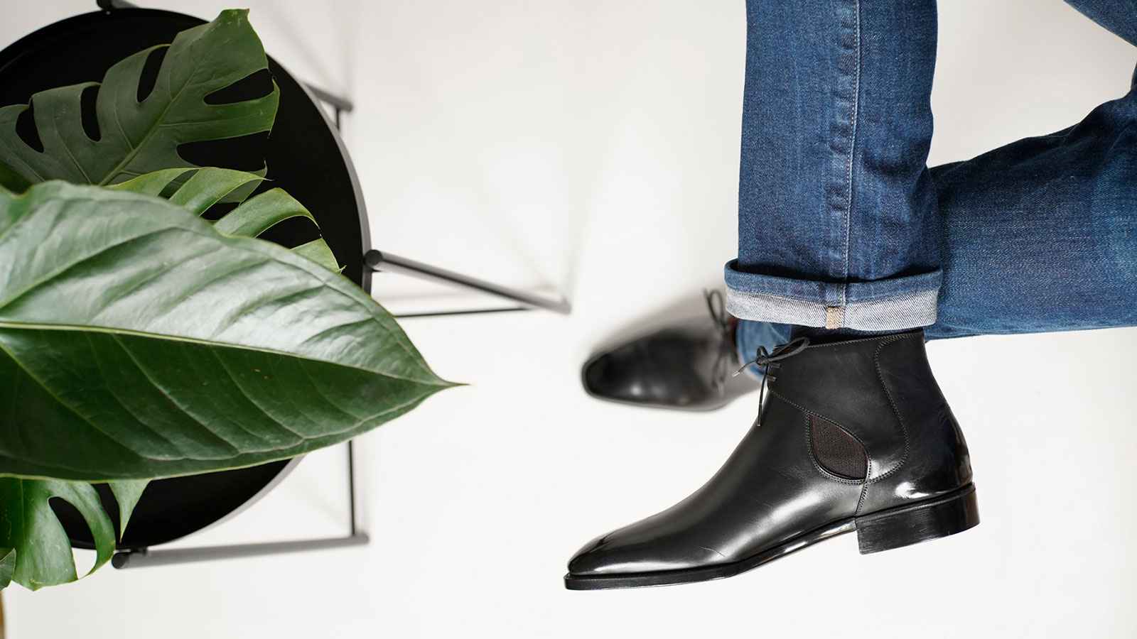 Decon Chelsea Boot, modelo icônico de Norman Vilalta que combina elásticos laterais com amarração de duas ilhoses e oferece uma silhueta de bota reinterpretada com personalidade.