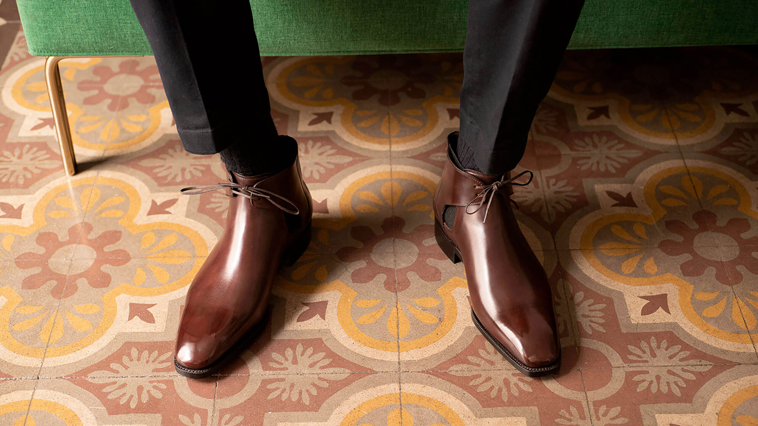 Decon Chelsea Boot em marrom chocolate, um exemplo da ampla paleta de cores – de tons discretos a versões mais vibrantes – que se combinam bem com looks formais e casuais.