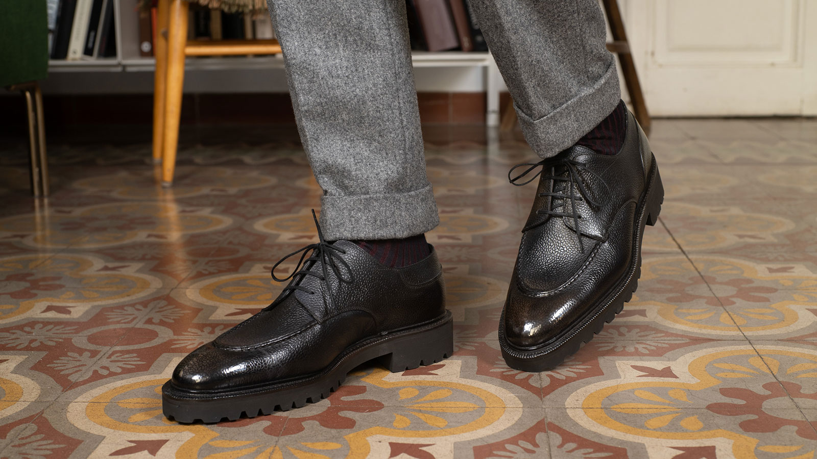 Derby com moc toe de Norman Vilalta, que simboliza o caráter especial da marca e pode ser adquirido na boutique de Barcelona, no e-commerce oficial ou em trunk shows.