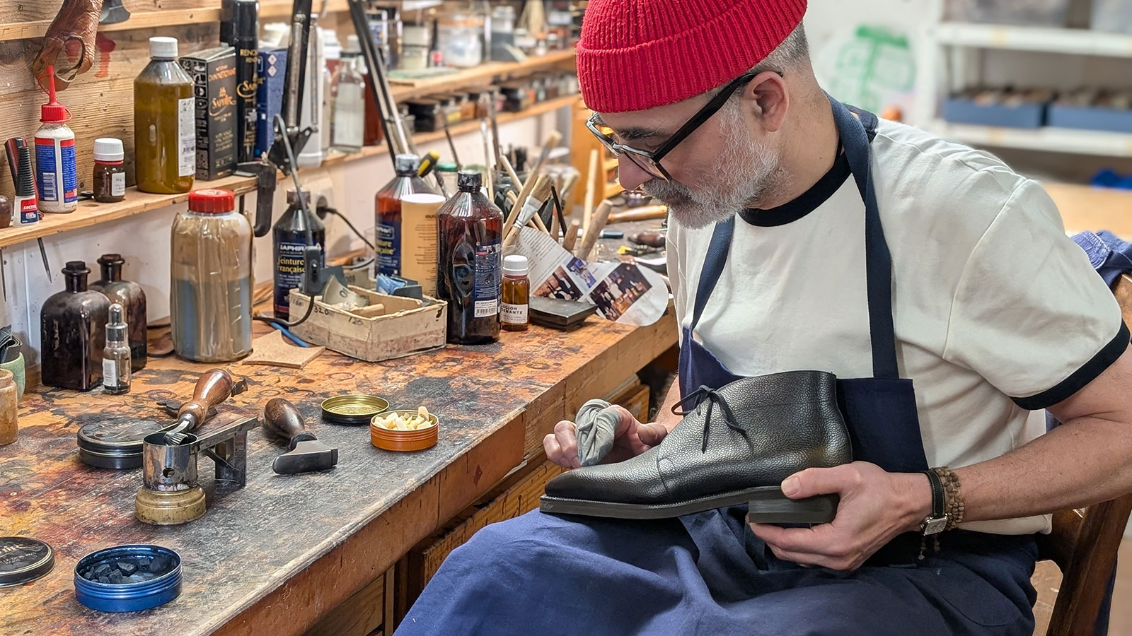 Norman Vilalta finalizando à mão um par de sapatos Norman Vilalta em seu ateliê em Barcelona, unindo tradição e inovação constante.