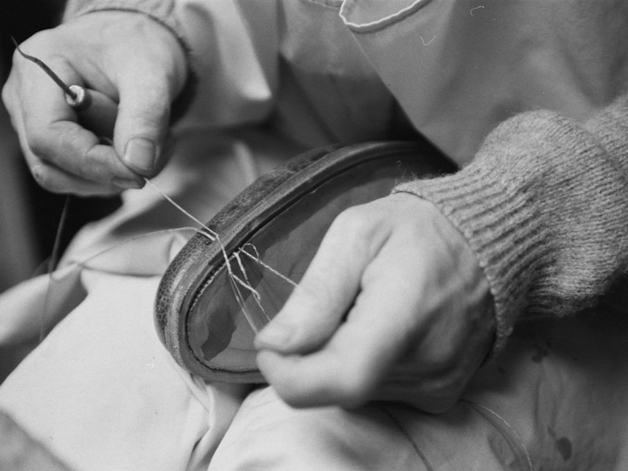 Mafteiの工房で職人がソールを手縫いする出し縫いの工程